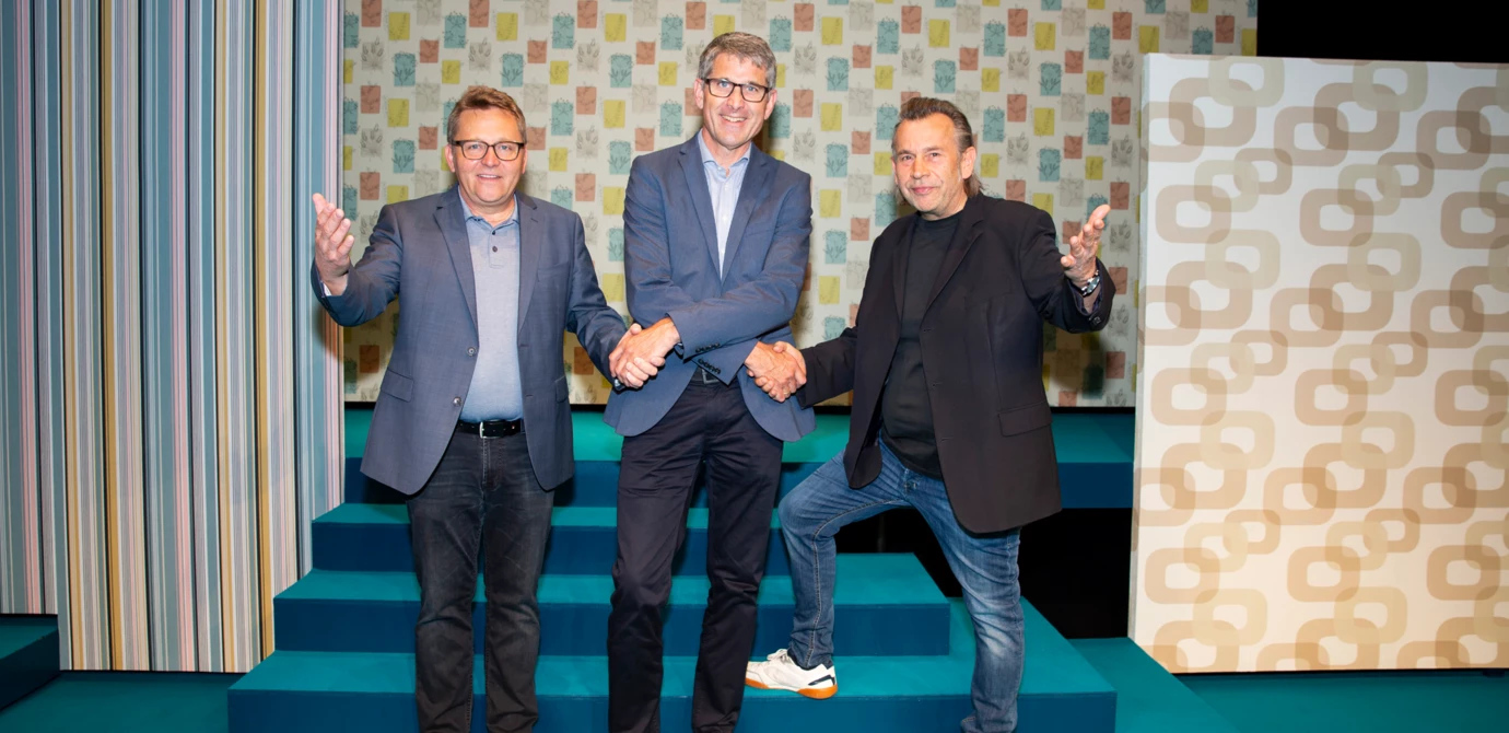 Vorhang auf für die Kulturförderung: Augustin Jagg (links) und Hubert Dragaschnig (rechts) vom Theater Kosmos heißen Geschäftsführer Martin Summer vom Sponsor Rhomberg Bau in ihrer Mitte willkommen. Vorhang auf für die Kulturförderung: Augustin Jagg (links) und Hubert Dragaschnig (rechts) vom Theater Kosmos heißen Geschäftsführer Martin Summer vom Sponsor Rhomberg Bau in ihrer Mitte willkommen.